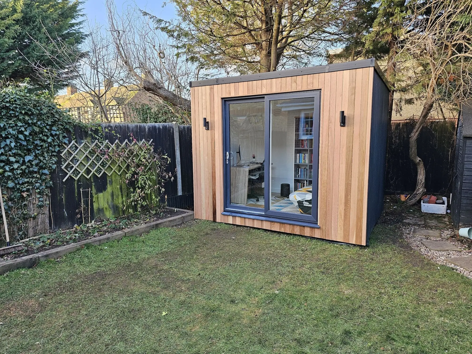 Classic garden pod with cedar cladding